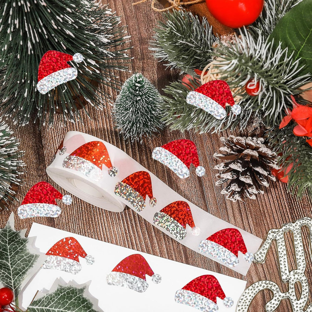 Roll of 500 x Stickers w. Christmas Designs - Christmas Hat / Glitter